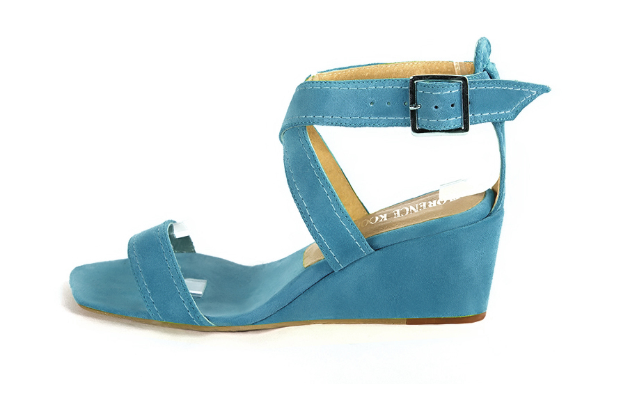 Women's peacock blue elegant fully open cross straps sandals. Square toe. Medium wedge heels - Profile view